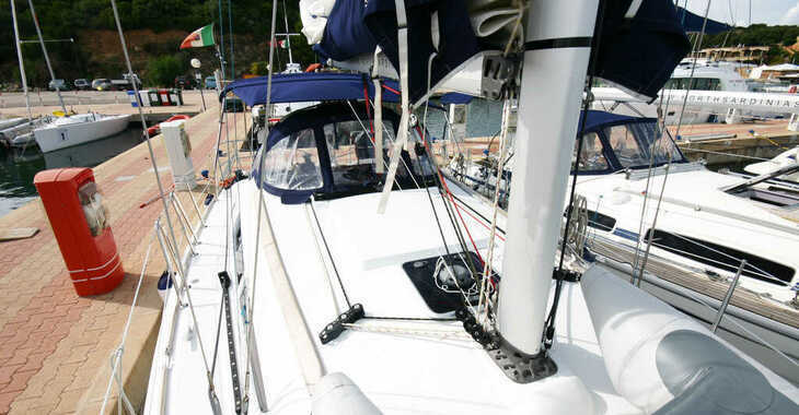 Rent a sailboat in Cala dei Sardi - Sun Odyssey 36i