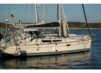 Rent a sailboat in Cala dei Sardi - Sun Odyssey 36i