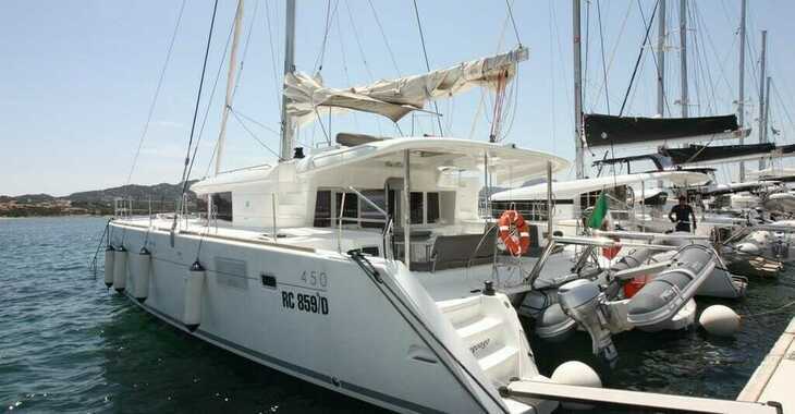 Rent a catamaran in Cala dei Sardi - Lagoon 450F 