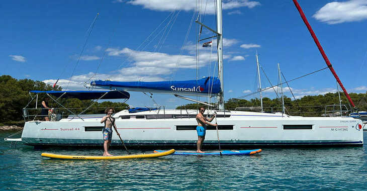 Rent a sailboat in Marina Zeas - Sunsail 44 SO (Classic)