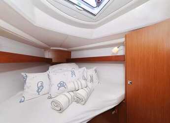 Rent a sailboat in Jezera ACI Marina - Bavaria Cruiser 33