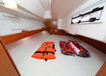 Rent a sailboat in Jezera ACI Marina - Bavaria Cruiser 33