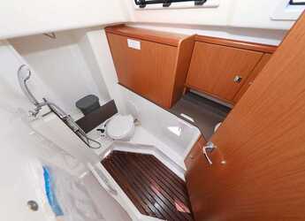 Rent a sailboat in Jezera ACI Marina - Bavaria Cruiser 33