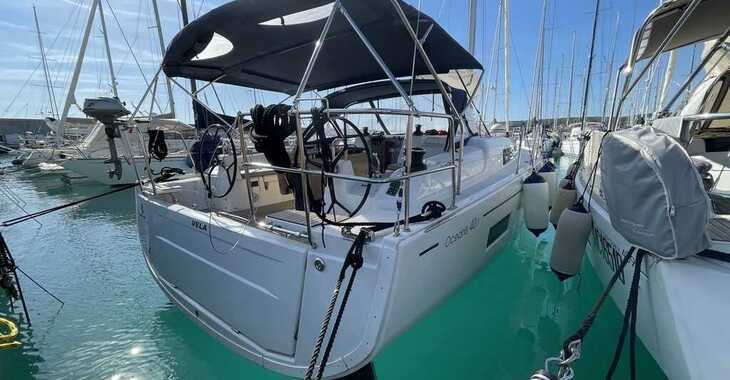 Rent a sailboat in Marina Cala de Medici - Oceanis 40.1 (4cab)