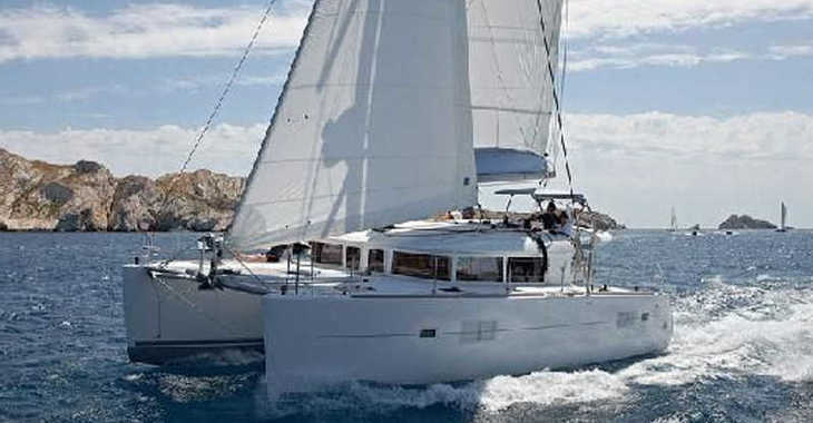 Rent a catamaran in Mykonos - Lagoon 400