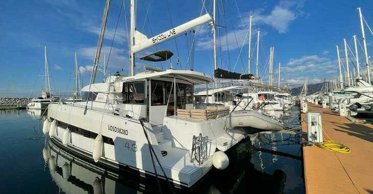 Rent a catamaran in Marina d'Arechi - Bali 4.3  Shadow Line