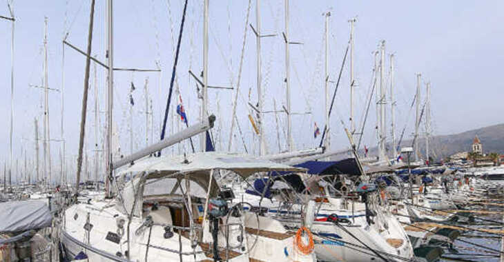 Rent a sailboat in Veruda - Bavaria Cruiser 36 