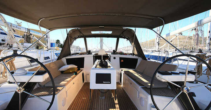 Rent a sailboat in SCT Marina Trogir - Dufour 430 - 3 cab.