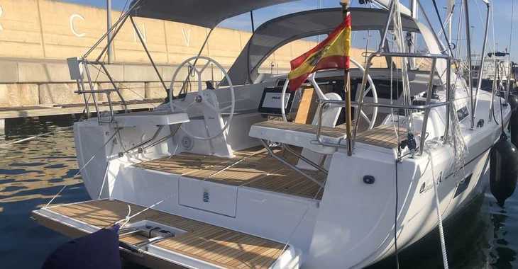 Rent a sailboat in Marina Real Juan Carlos I - Hanse 388
