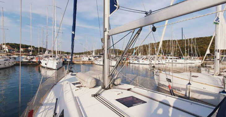 Rent a sailboat in Veruda - Oceanis 45 - 4 cab.