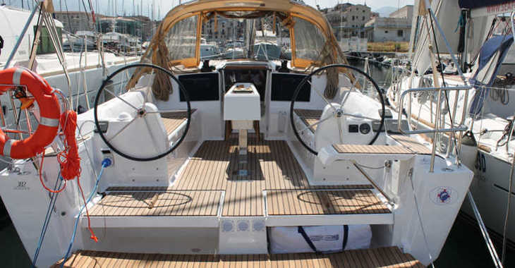 Rent a sailboat in Marina di Portorosa - Dufour 382