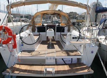 Rent a sailboat in Marina di Portorosa - Dufour 382