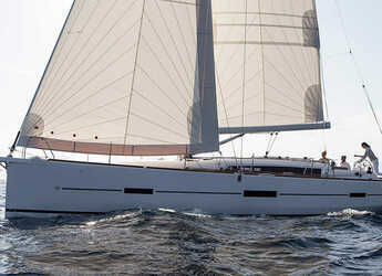 Rent a sailboat in Marina di Portorosa - Dufour 460