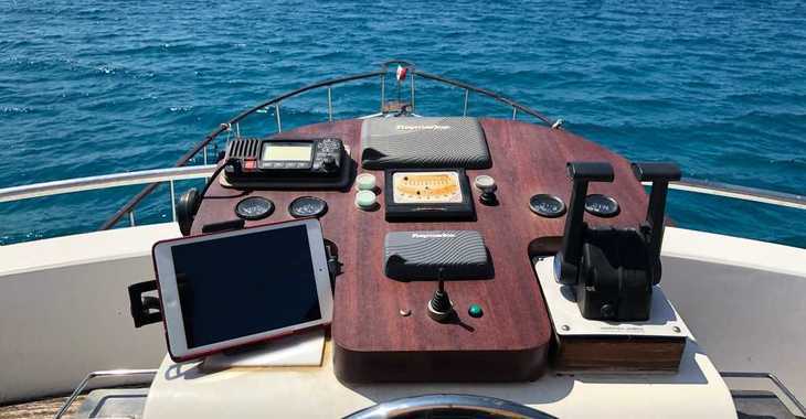 Chartern Sie yacht in Cala dei Sardi - Waverunner 55