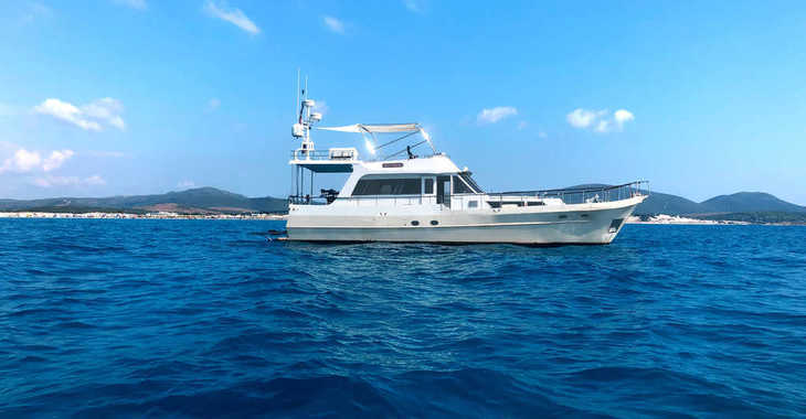 Rent a yacht in Cala dei Sardi - Waverunner 55