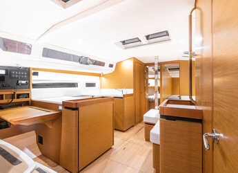 Chartern Sie segelboot in Lavrion Marina - Sun Odyssey 440