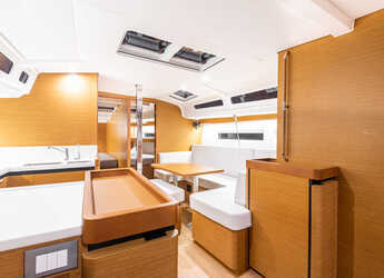 Chartern Sie segelboot in Lavrion Marina - Sun Odyssey 440