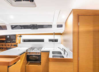 Chartern Sie segelboot in Lavrion Marina - Sun Odyssey 440