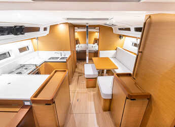 Chartern Sie segelboot in Lavrion Marina - Sun Odyssey 440