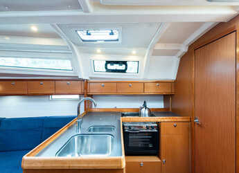 Rent a sailboat in Nidri Marine - Bavaria 37