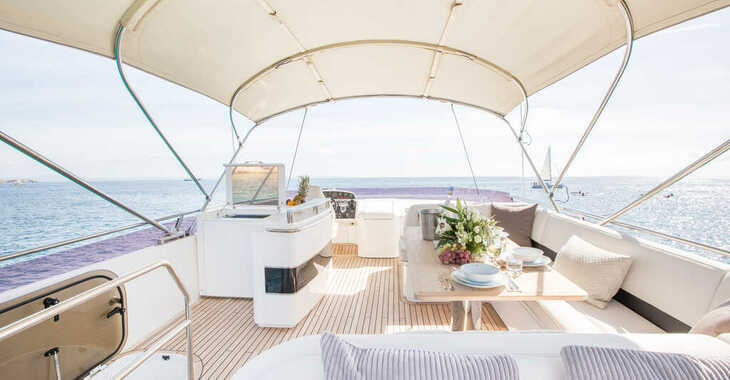 Rent a yacht in Club de Mar - Princess 64