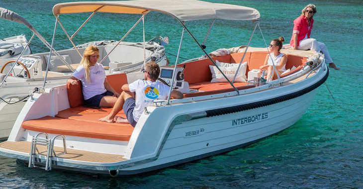 Rent a dinghy in Port of Pollensa - Interboat INTENDER 820