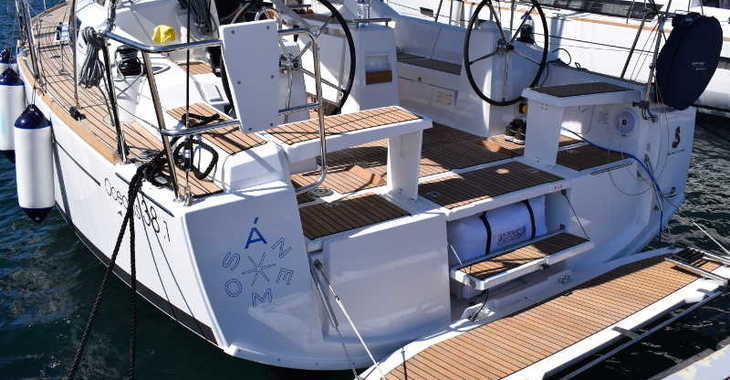 Rent a sailboat in Cagliari port (Karalis) - Oceanis 38