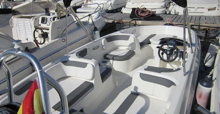 Chartern Sie motorboot in Puerto del Candado - Bayliner E-6