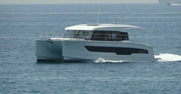 Rent a power catamaran in Alimos Marina - Motor Yacht 4.S 