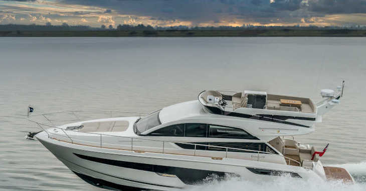 Rent a motorboat in Marina Baotić - Fairline Squadron 50