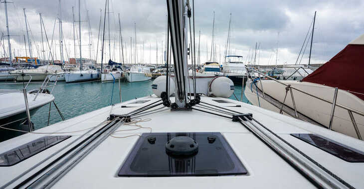 Rent a sailboat in Marina Cala de Medici - Oceanis 40.1