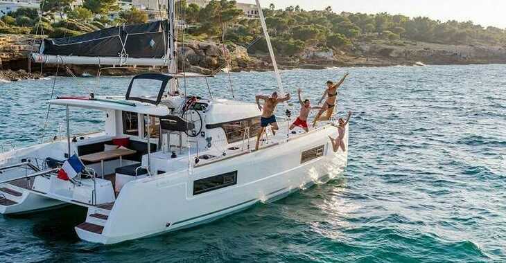 Rent a catamaran in Naviera Balear - Lagoon 40 - 4 + 2 cab 