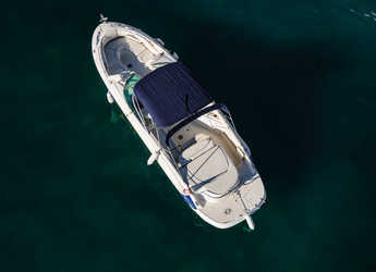 Rent a motorboat in Marina Greenwich - Monterey 268 SS