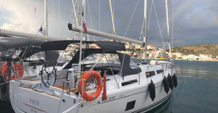 Rent a sailboat in Marina Frapa - Hanse 418