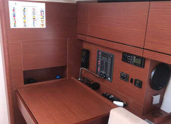 Rent a sailboat in Marina Frapa - Hanse 418