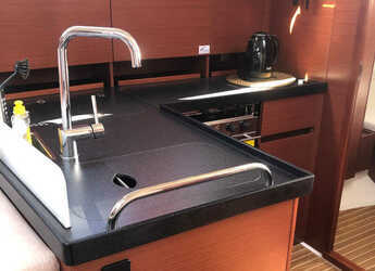 Rent a sailboat in Marina Frapa - Hanse 418