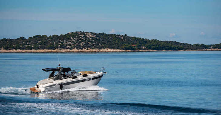 Rent a motorboat in Yacht kikötő - Tribunj - Bavaria 29 Sport
