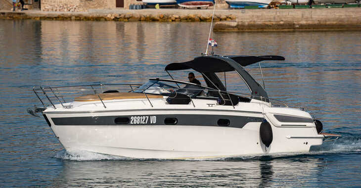 Chartern Sie motorboot in Yacht kikötő - Tribunj - Bavaria 29 Sport