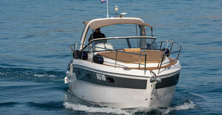 Rent a motorboat in Yacht kikötő - Tribunj - Bavaria 32 Sport