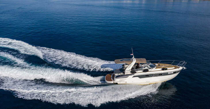 Rent a motorboat in Yacht kikötő - Tribunj - Bavaria 32 Sport