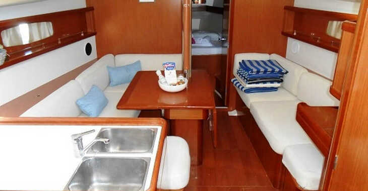 Chartern Sie segelboot in Lavrion Marina - Oceanis 37