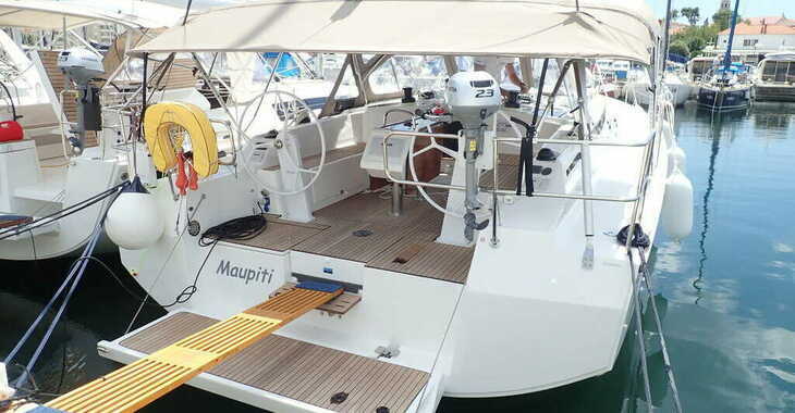 Rent a sailboat in Sangulin Marina - Bavaria C42