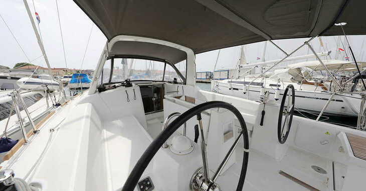 Chartern Sie segelboot in Sangulin Marina - Oceanis 38 - 3 cab.