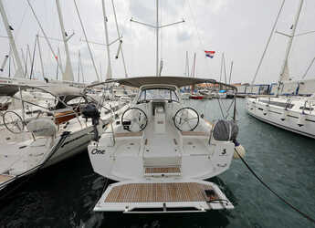 Rent a sailboat in Sangulin Marina - Oceanis 38 - 3 cab.