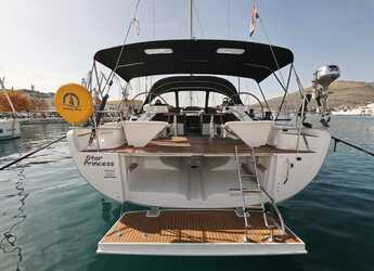 Chartern Sie segelboot in SCT Marina Trogir - Hanse 575 - 5 + 1 cab.