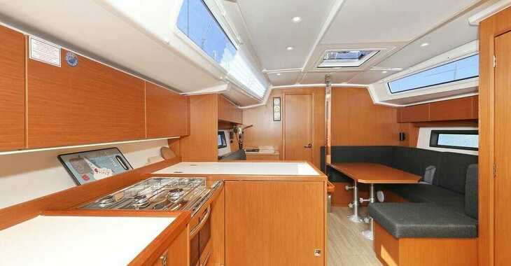 Rent a sailboat in Marine Pirovac - Bavaria C38