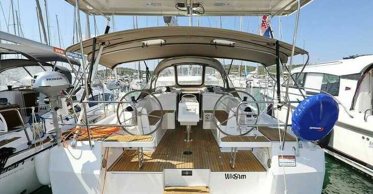 Rent a sailboat in Marine Pirovac - Bavaria C38