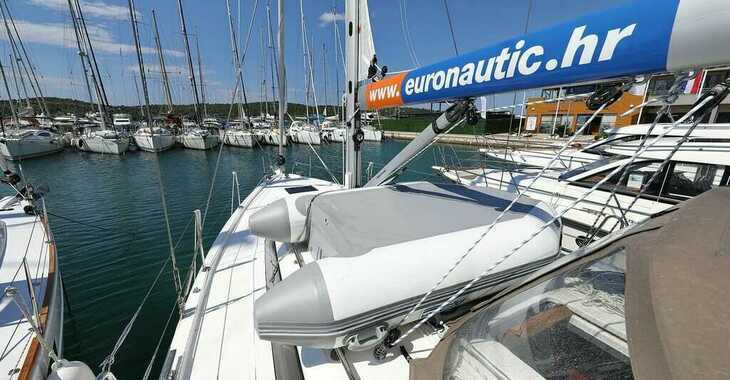 Rent a sailboat in Marine Pirovac - Bavaria C38