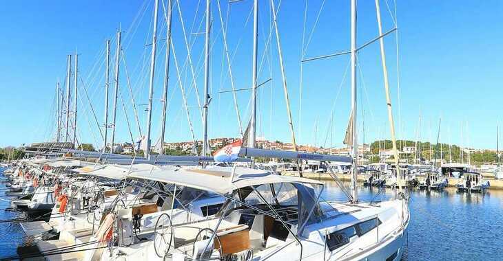 Rent a sailboat in Veruda - Dufour 382