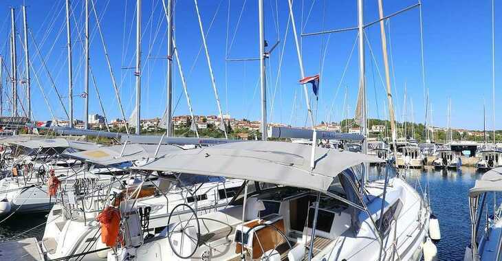 Rent a sailboat in Veruda Marina - Dufour 382